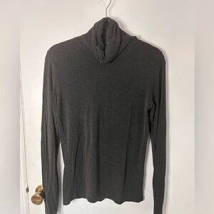 MAJESTIC PARIS CHARCOAL GRAY LIGHTWEIGHT SOFT TOUCH TURTLENECK SZ 4/LG